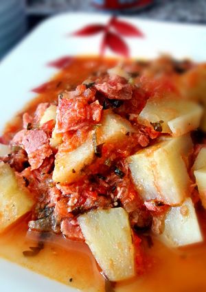 Una foto de Atún en salsa roja con papas