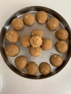 ચુરમા ના લાડવા (Churma Ladva Recipe In Gujarati) રેસીપી મુખ્ય ફોટો