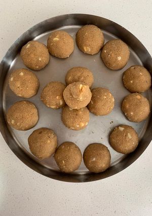 ચુરમા ના લાડવા (Churma Ladva Recipe In Gujarati) રેસીપી મુખ્ય ફોટો