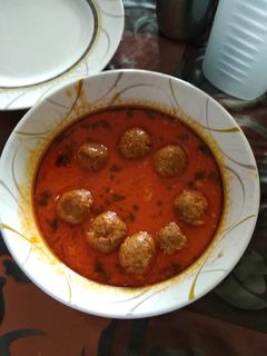 A picture of Meatball curry.