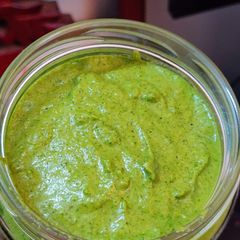 A picture of Green chutney.