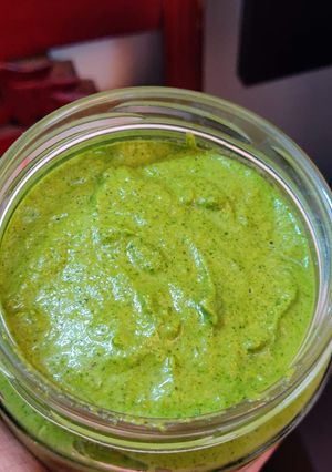 A picture of Green chutney.