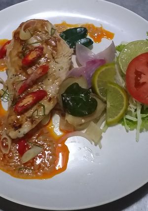 รูปของ สเต๊กอกไก่ซอสต้มยำ
