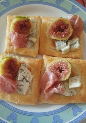 A picture of 15-Minute Mini Pizzas with Figs, Spicy Gorgonzola & Prosciutto.