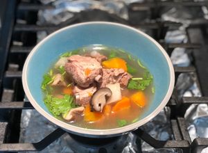 Hình của món Sườn non hầm củ cải trắng đỏ và nấm shiitake tươi.