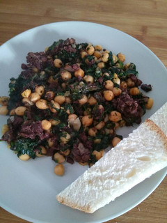 Una foto de Espinacas con garbanzos y morcilla