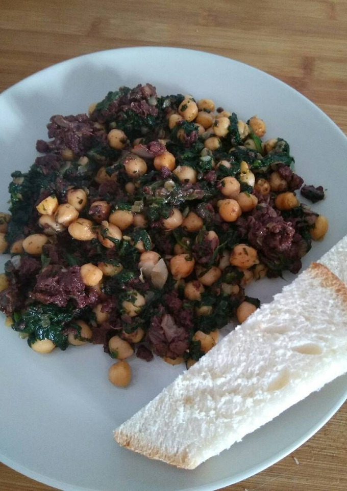 Una foto de Espinacas con garbanzos y morcilla