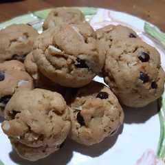 รูปของ Soft and chewy chocolate chip almond cookies