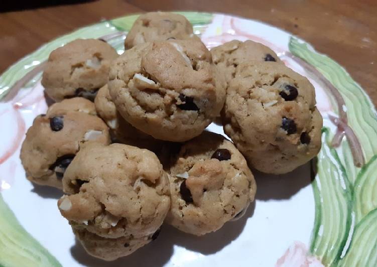 Soft and chewy chocolate chip almond cookies