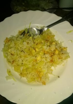 A picture of Rice eggs and cabbage.