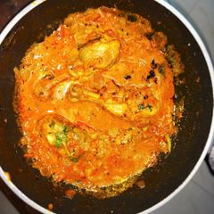 A picture of Chicken drumstick in indian gravy.
