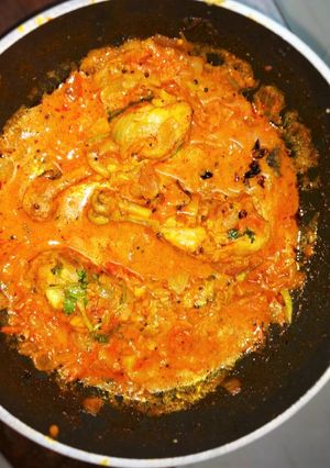 A picture of Chicken drumstick in indian gravy.