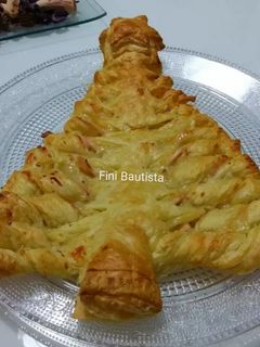 Una foto de Árbol de Navidad de hojaldre de queso y pavo