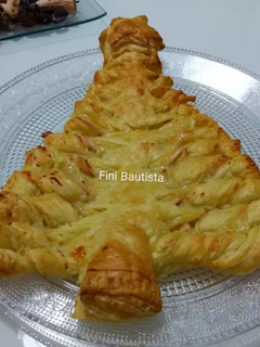 Una foto de Árbol de Navidad de hojaldre de queso y pavo