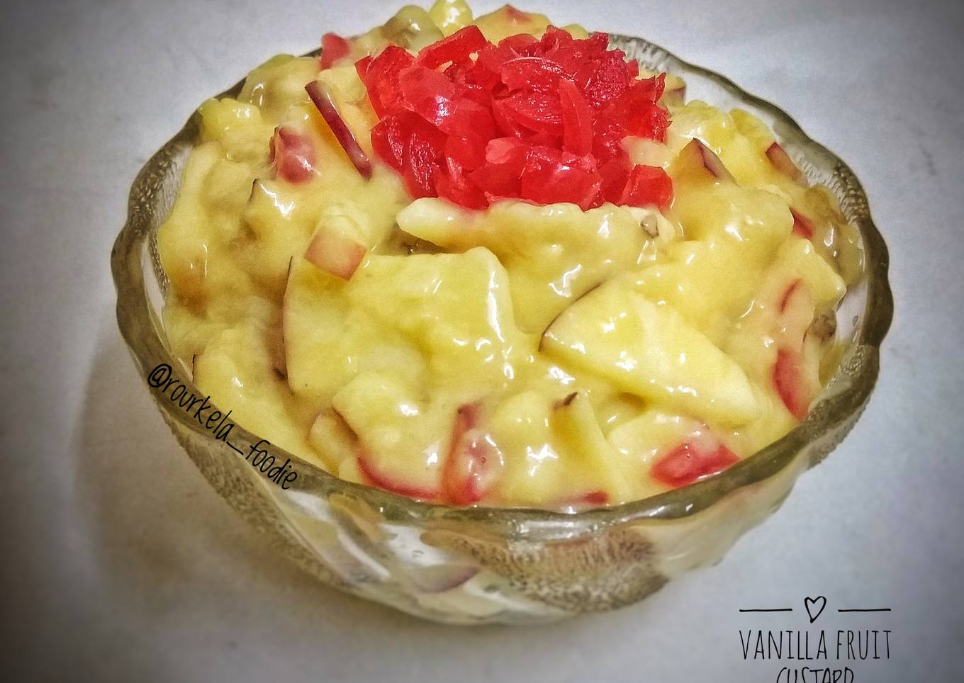 Vanilla flavoured fruit custard