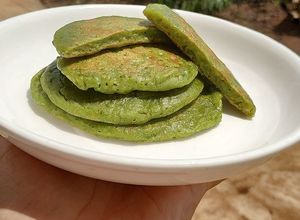 Hình của món Pancake chuối yến mạch cải bó xôi.