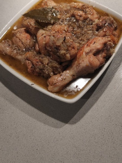 Una foto de Muslitos de pollo en salsa de la abuela