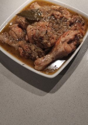 Una foto de Muslitos de pollo en salsa de la abuela