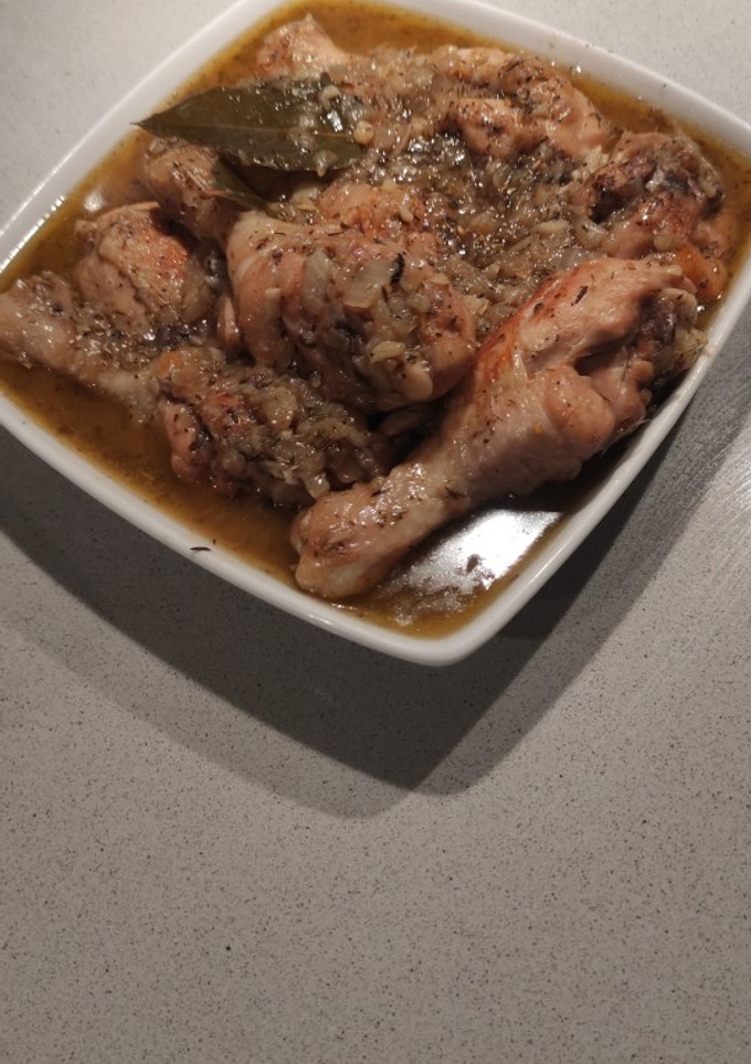 Una foto de Muslitos de pollo en salsa de la abuela