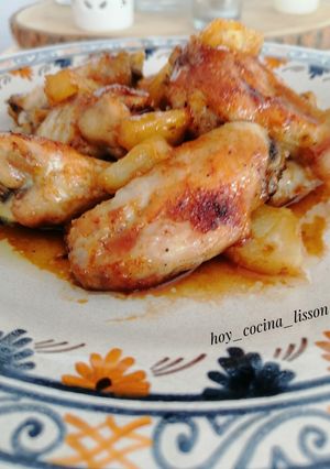 Una foto de Alitas de pollo asadas con piña