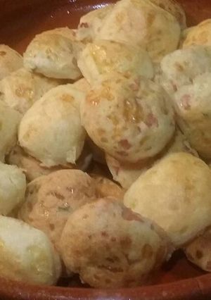 Una foto de Pan de queso relleno de jamon york y perejil
