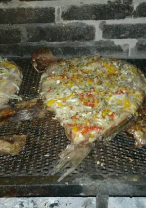 Una foto de Corvinas rubias a la parrilla con verduras y a la napo