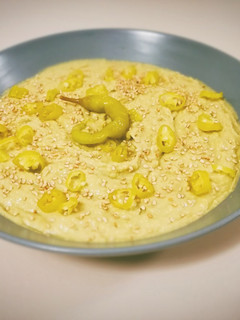 Una foto de Hummus de aguacate con piparras