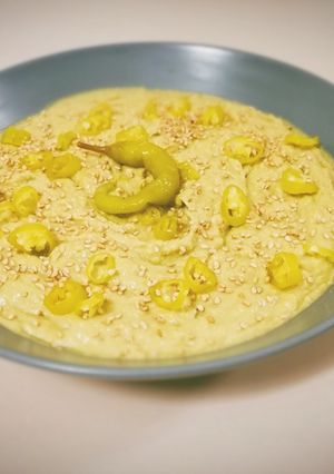 Una foto de Hummus de aguacate con piparras
