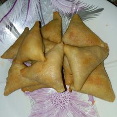 A picture of Chicken samosa.