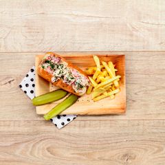 A picture of New England style lobster roll.