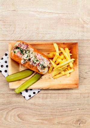 A picture of New England style lobster roll.