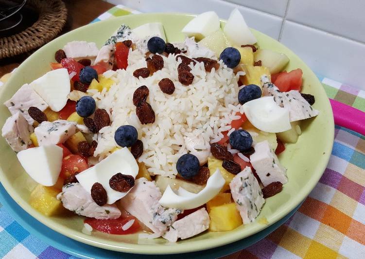 Arroz con pollo, huevo duro, tomate, melón y piña