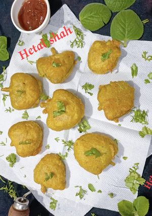 અજમા ના પાન ના પકોડા (Ajma Pan Pakora Recipe In Gujarati) રેસીપી મુખ્ય ફોટો