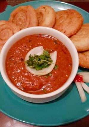 A picture of Besan kachori.
