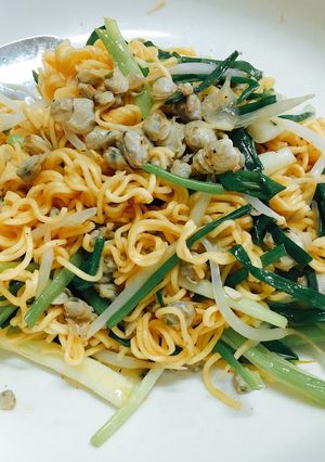 Hình của món Mì gói xào hến.