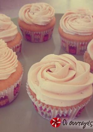 Φωτογραφία της συνταγής Cupcakes με φραουλένια buttercream