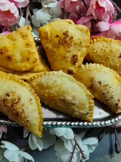 करंजी (karanji recipe in Hindi) रेसिपी मुख्य फोटो