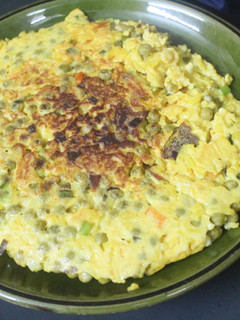 Una foto de Tortilla de arroz con guisantes y ajos tiernos