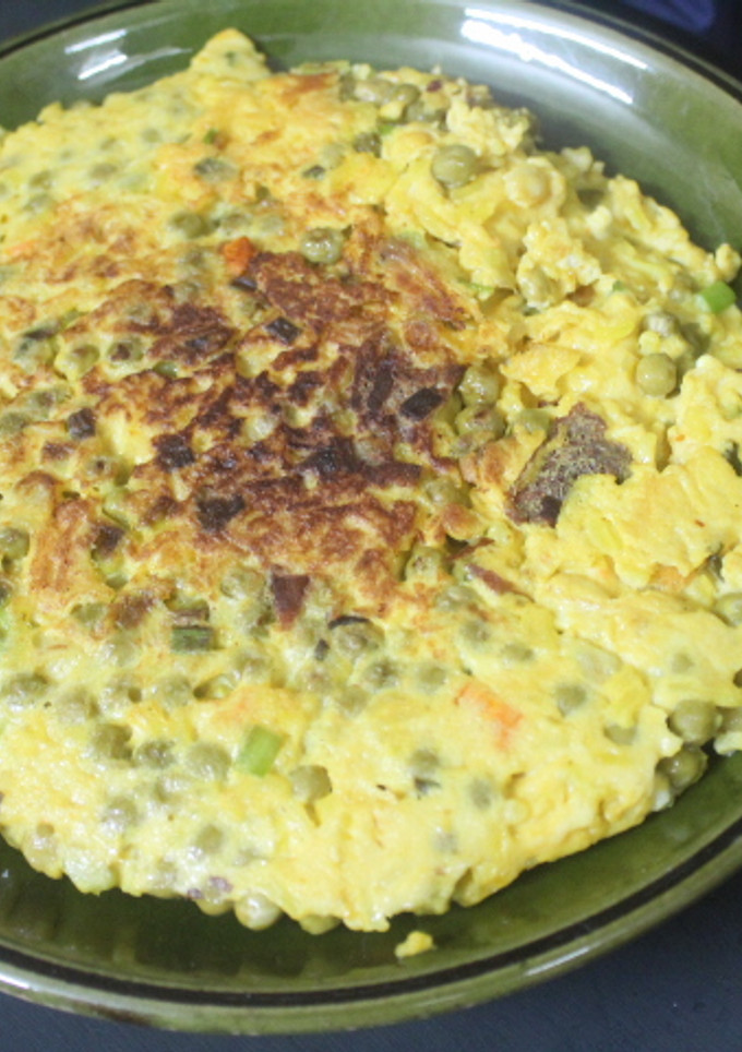 Una foto de Tortilla de arroz con guisantes y ajos tiernos