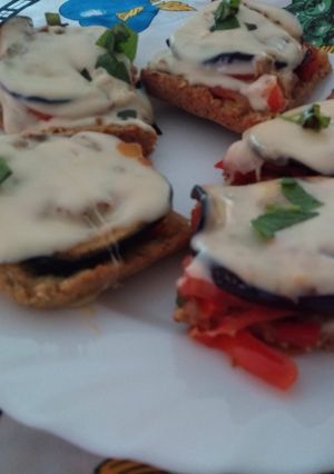 Una foto de Mini Pizza con masa de remolacha y avena