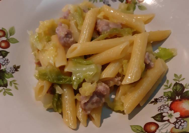 Pasta con verza e salsiccia