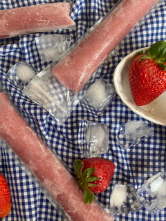 Una foto de Bolis de leche de avena y fresas sin azúcar