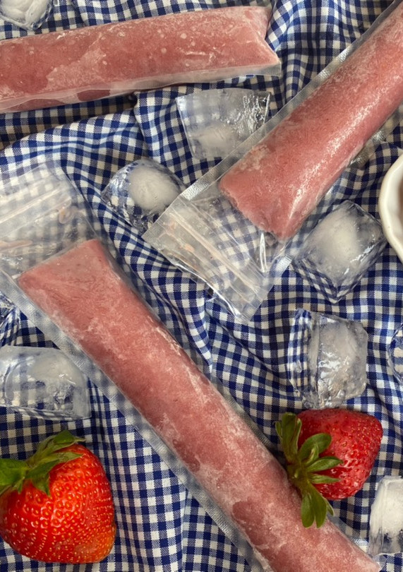 Una foto de Bolis de leche de avena y fresas sin azúcar
