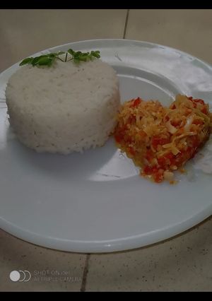 A picture of Cabbage and carrot sauce.