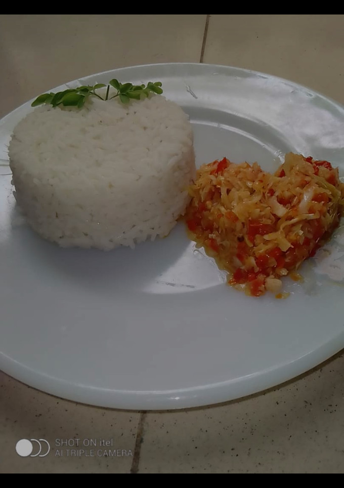 A picture of Cabbage and carrot sauce.