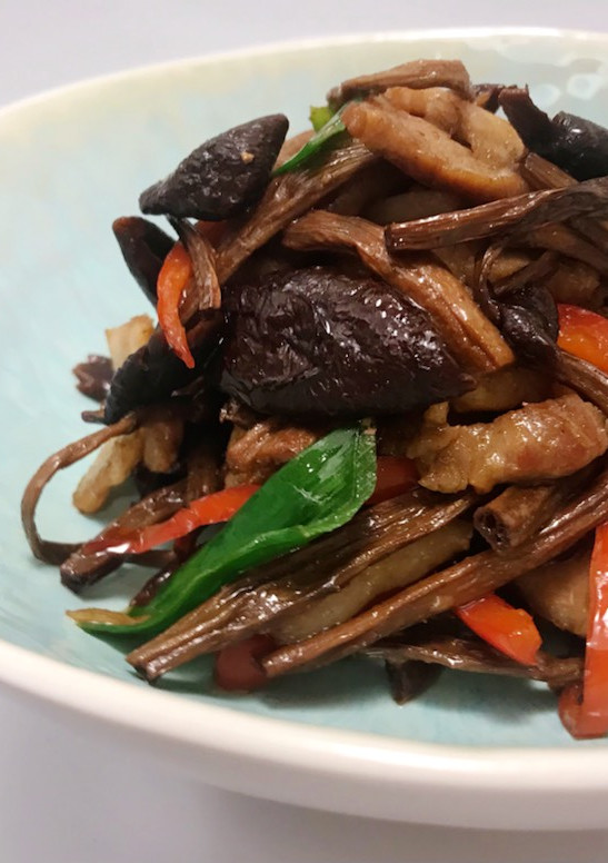 干煸· 茶树菇（小朋友许多年以前的味蕾记忆😋😋） 的食譜成品照片