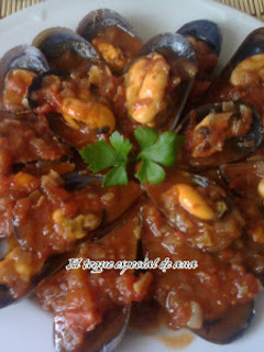 Una foto de Mejillones en salsa de tomate