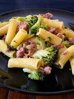 Una foto de Tortiglioni con brócoli y butifarra
