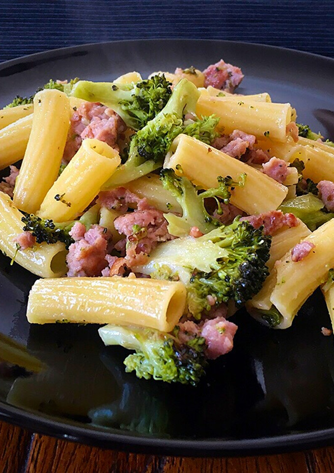Una foto de Tortiglioni con brócoli y butifarra
