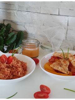 Une photo de Poulet basquaise, riz cuisiné & crème de chorizo